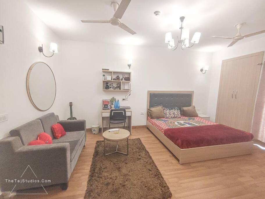 Top Luxury & Couple Friendly Stay Gp By Taj Suites & Studios #New Year Party & Stay Noida Dış mekan fotoğraf