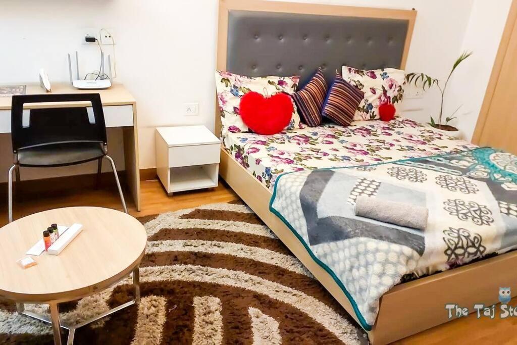 Top Luxury & Couple Friendly Stay Gp By Taj Suites & Studios #New Year Party & Stay Noida Dış mekan fotoğraf