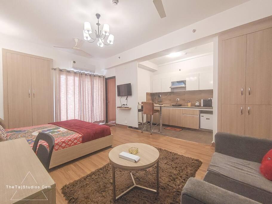 Top Luxury & Couple Friendly Stay Gp By Taj Suites & Studios #New Year Party & Stay Noida Dış mekan fotoğraf