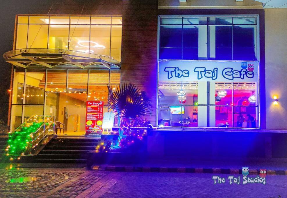 Top Luxury & Couple Friendly Stay Gp By Taj Suites & Studios #New Year Party & Stay Noida Dış mekan fotoğraf