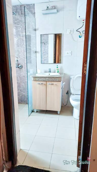 Top Luxury & Couple Friendly Stay Gp By Taj Suites & Studios #New Year Party & Stay Noida Dış mekan fotoğraf