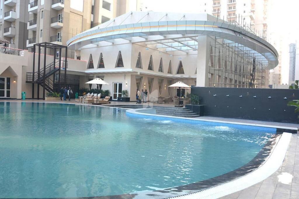 Top Luxury & Couple Friendly Stay Gp By Taj Suites & Studios #New Year Party & Stay Noida Dış mekan fotoğraf