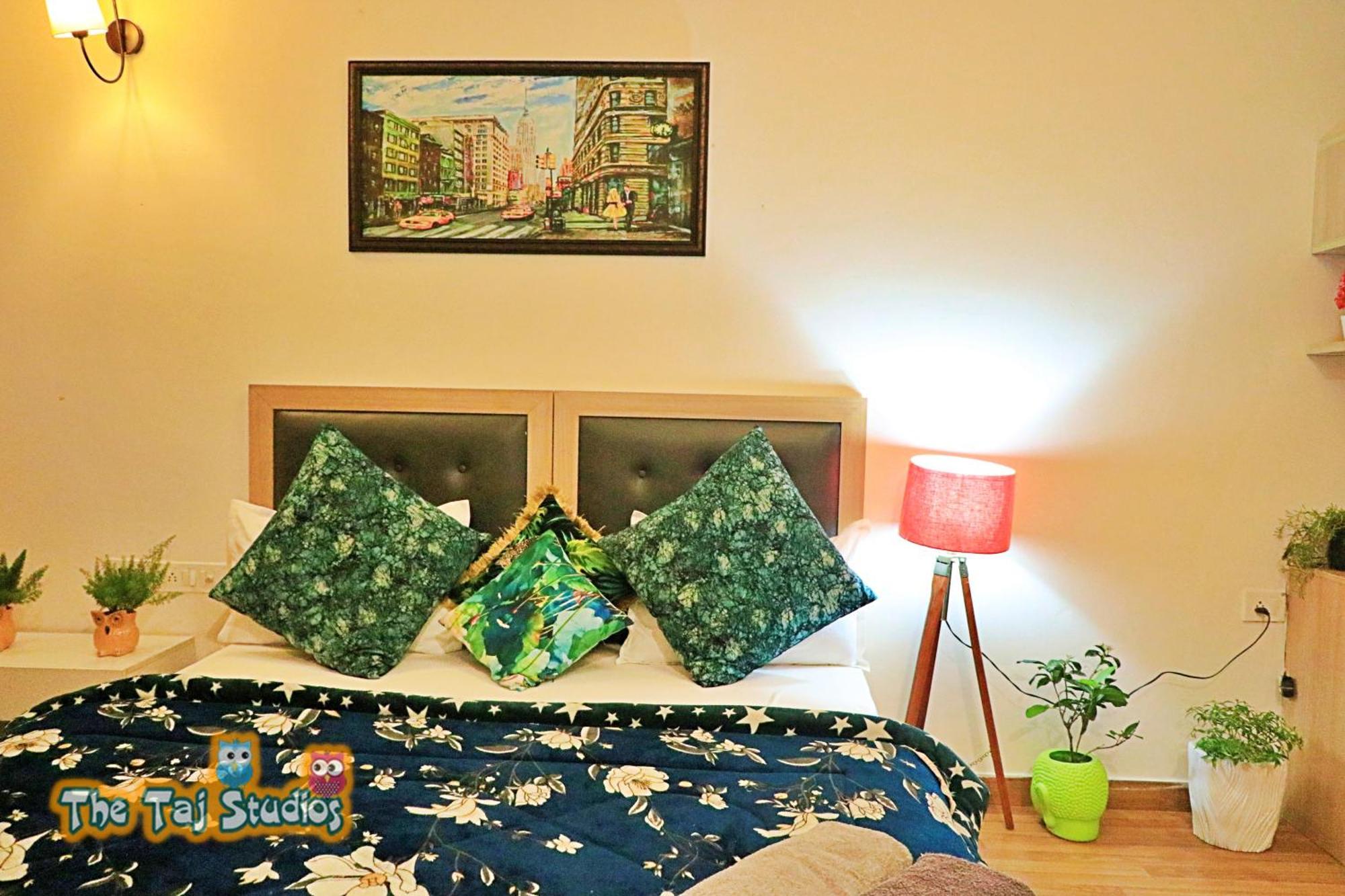 Top Luxury & Couple Friendly Stay Gp By Taj Suites & Studios #New Year Party & Stay Noida Dış mekan fotoğraf